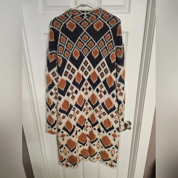 Chic Diamond Pattern Cardigan - Picture 3 of 3